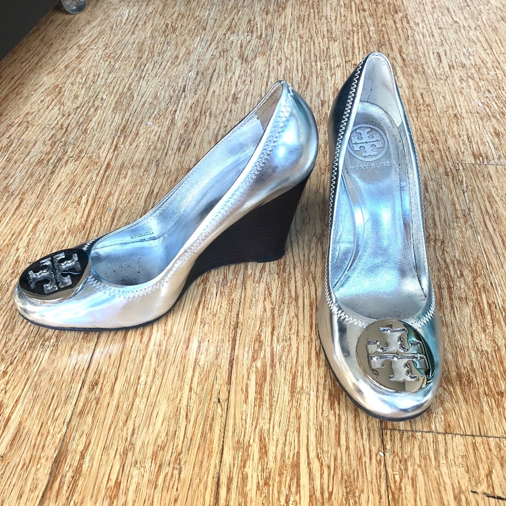 Tory Burch Classic Sophie Wedge (Silver Size 8)